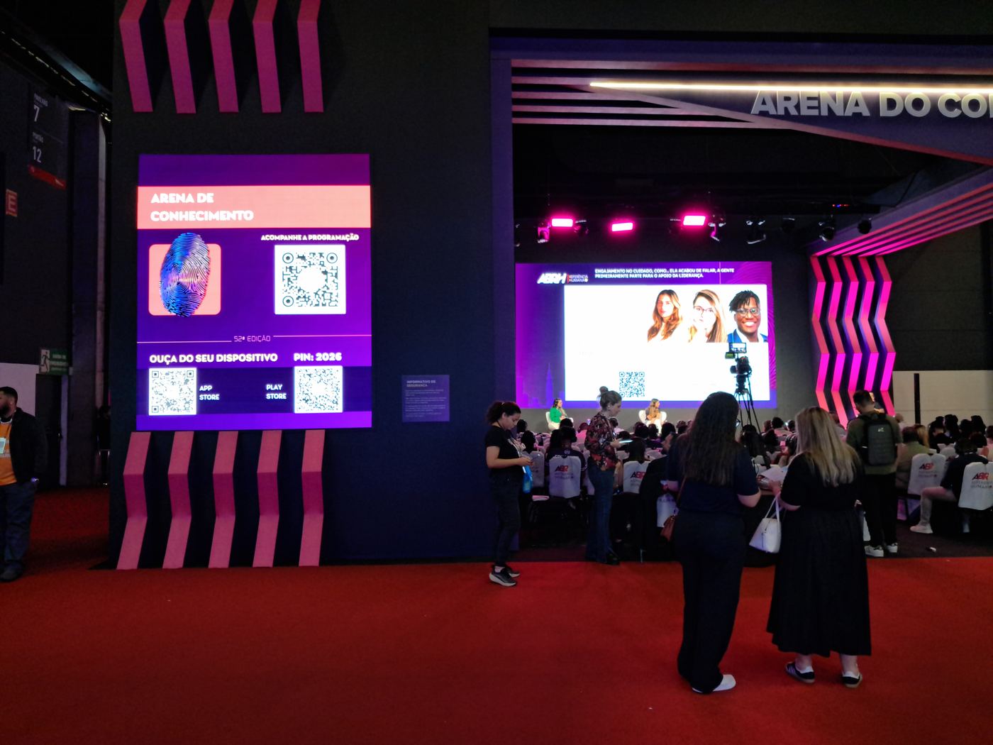 Arena do Conhecimento do CONARH 2026 com painel de LED de programação e palco ao fundo
